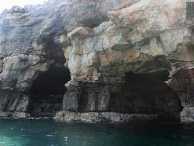 Siamo ora arrivati in un tratto caratterizzato da poche case: qui la costa lascia spazio solo alla natura. A colpirci � un punto contraddistinto da una serie di �pilastri� di roccia, che sorreggono le volte di due concavit� adiacenti e che ci introducono in un�area protetta